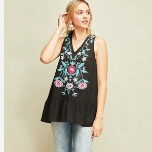 ENTRO V-NECK EMBROIDERED SLEEVELESS